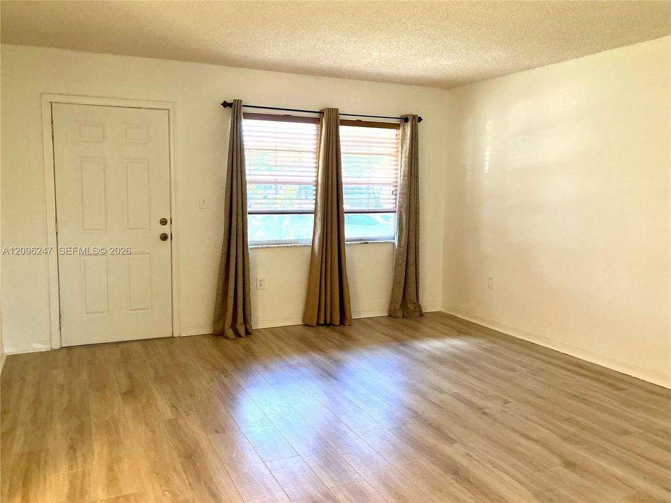 For Sale: $165,000 (2 beds, 2 baths, 957 Square Feet)