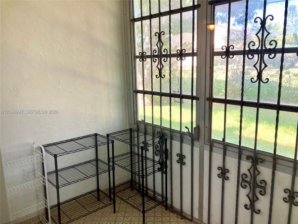 For Sale: $165,000 (2 beds, 2 baths, 957 Square Feet)