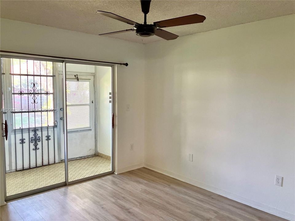 For Sale: $165,000 (2 beds, 2 baths, 957 Square Feet)