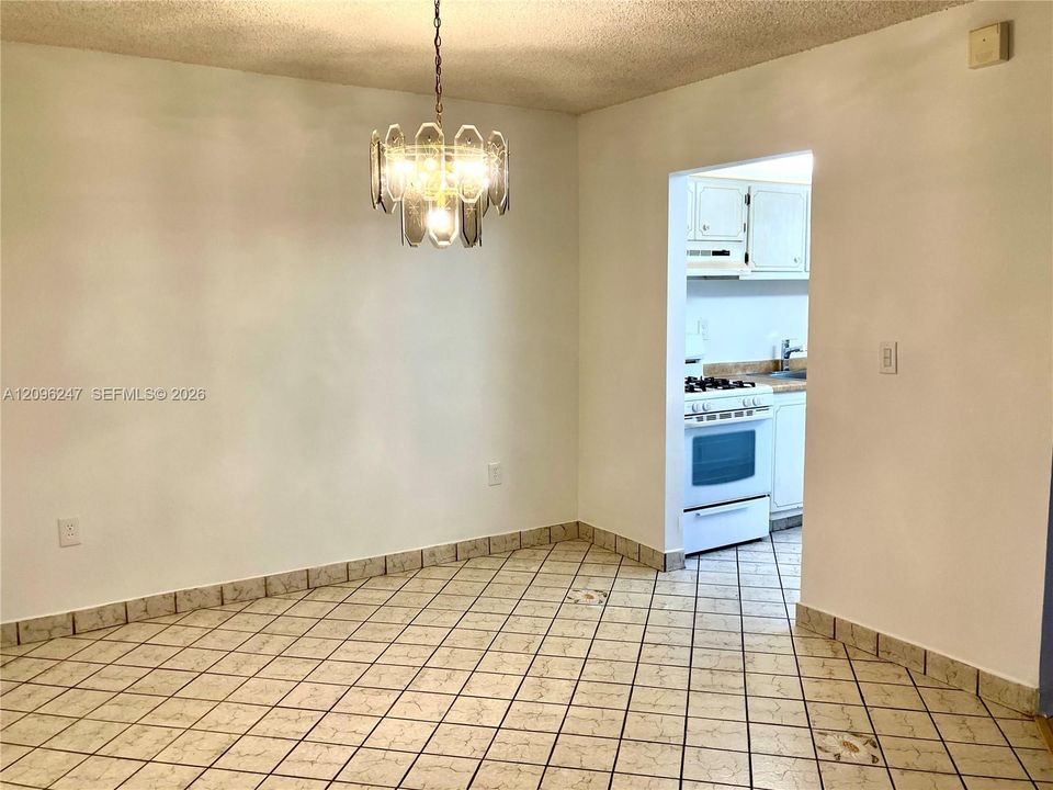For Sale: $165,000 (2 beds, 2 baths, 957 Square Feet)