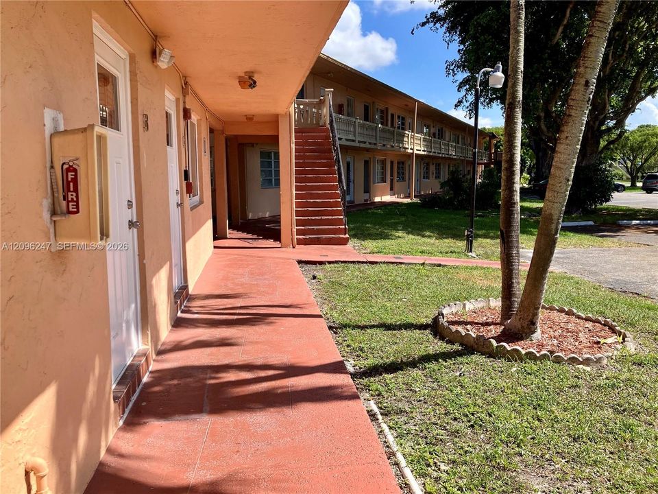For Sale: $165,000 (2 beds, 2 baths, 957 Square Feet)