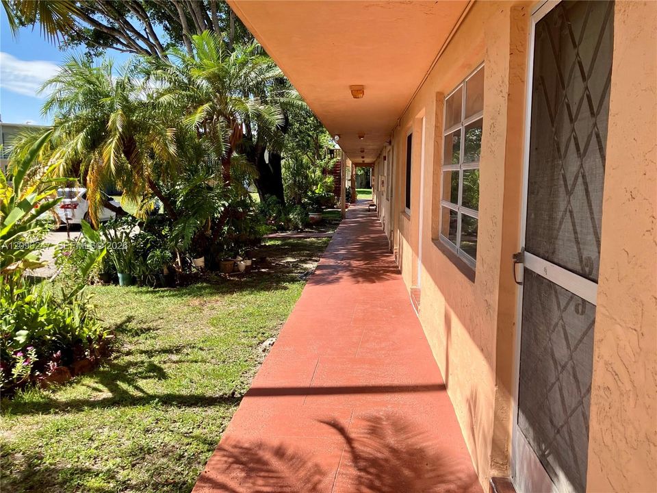 For Sale: $165,000 (2 beds, 2 baths, 957 Square Feet)
