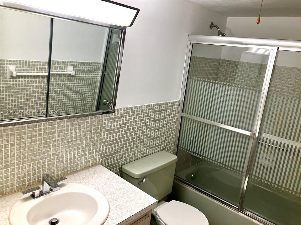 For Sale: $165,000 (2 beds, 2 baths, 957 Square Feet)
