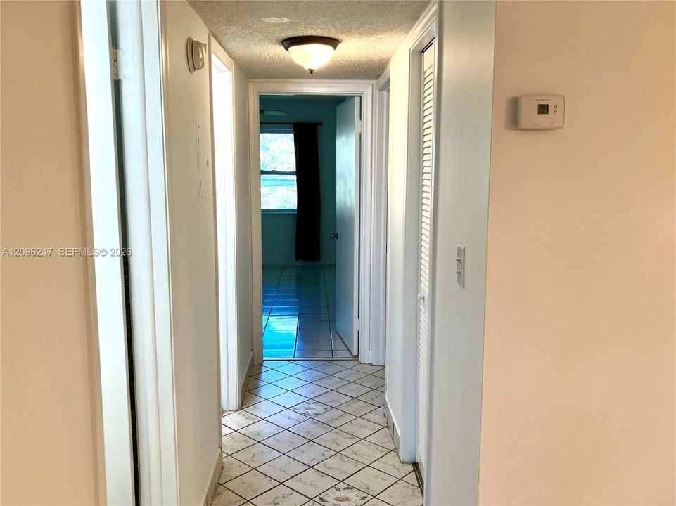For Sale: $165,000 (2 beds, 2 baths, 957 Square Feet)
