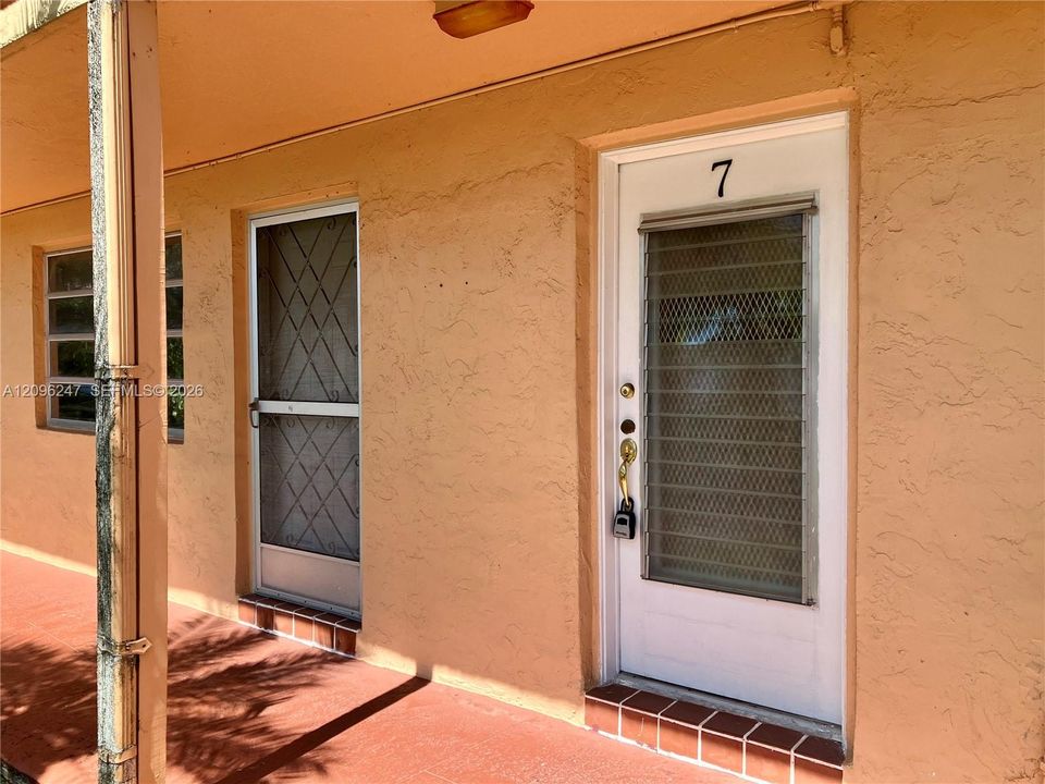 For Sale: $165,000 (2 beds, 2 baths, 957 Square Feet)