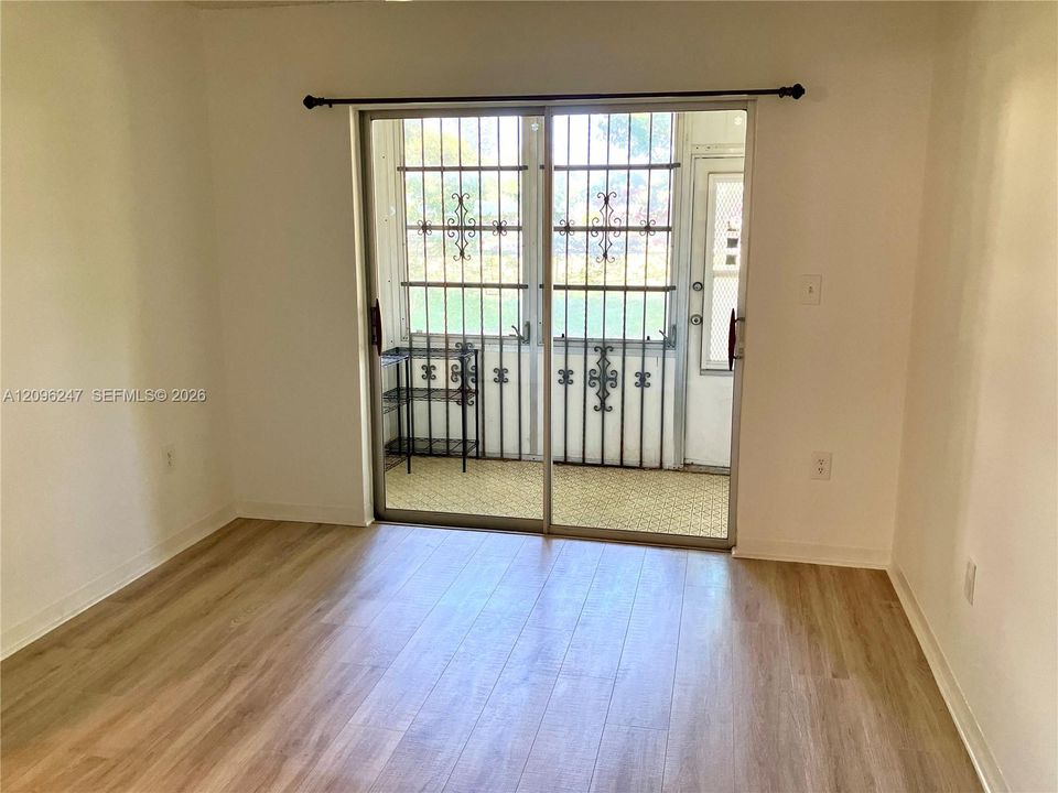 For Sale: $165,000 (2 beds, 2 baths, 957 Square Feet)