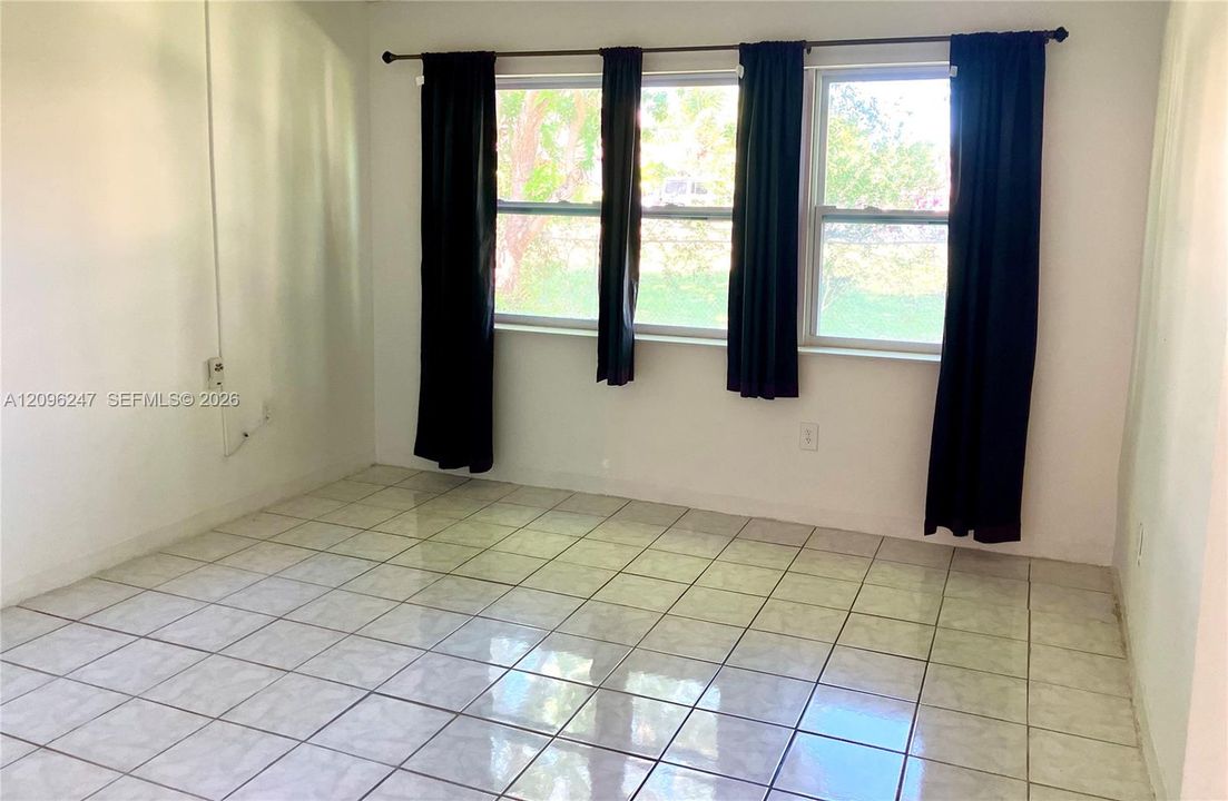 For Sale: $165,000 (2 beds, 2 baths, 957 Square Feet)