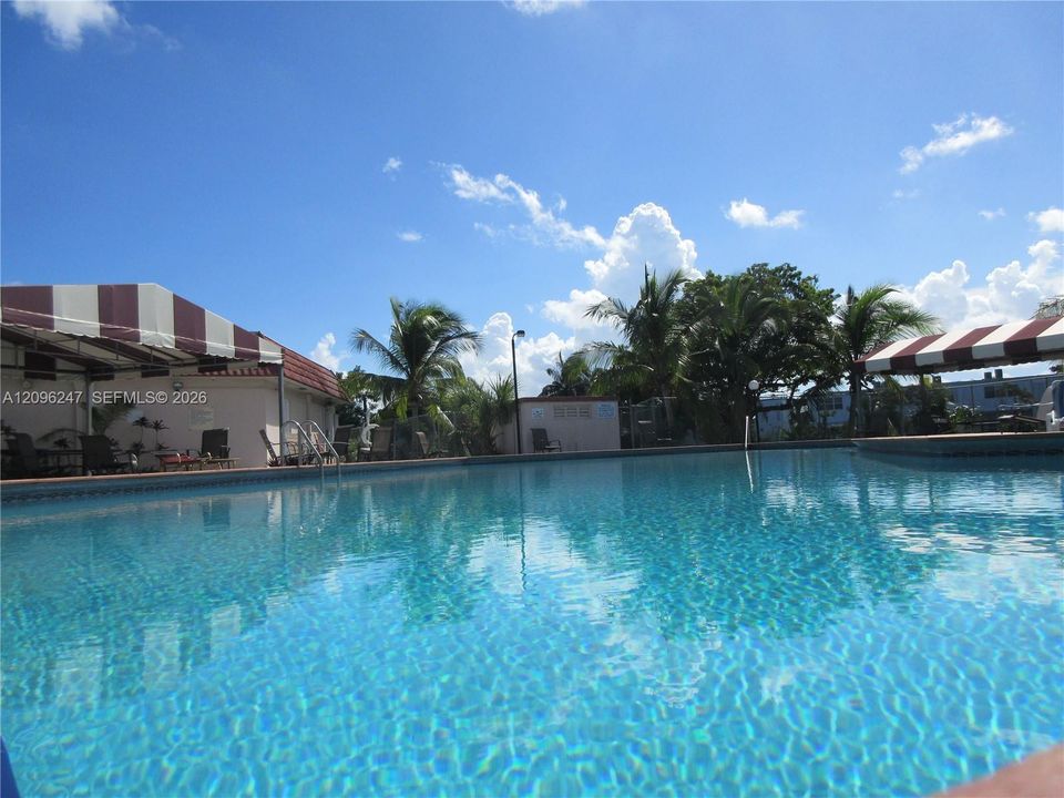 For Sale: $165,000 (2 beds, 2 baths, 957 Square Feet)