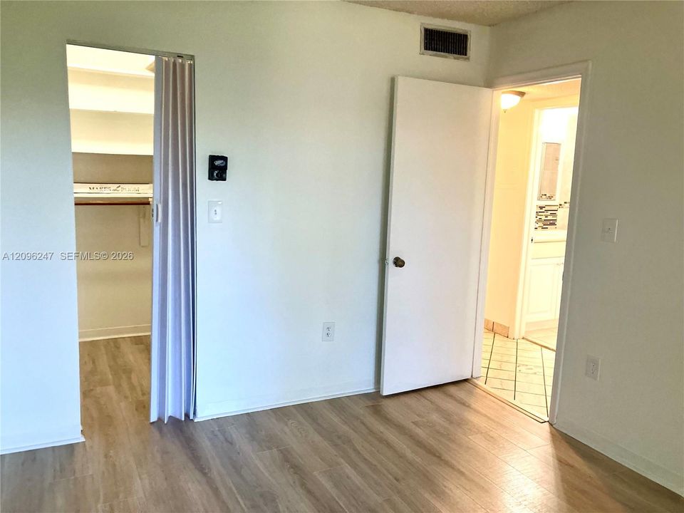 For Sale: $165,000 (2 beds, 2 baths, 957 Square Feet)