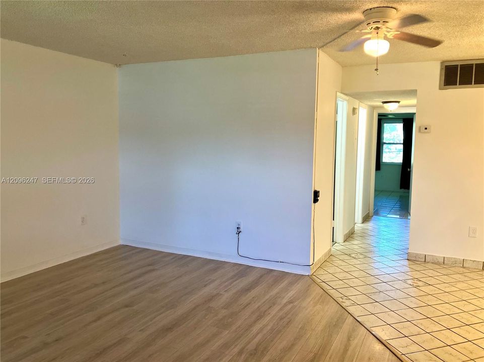 For Sale: $165,000 (2 beds, 2 baths, 957 Square Feet)