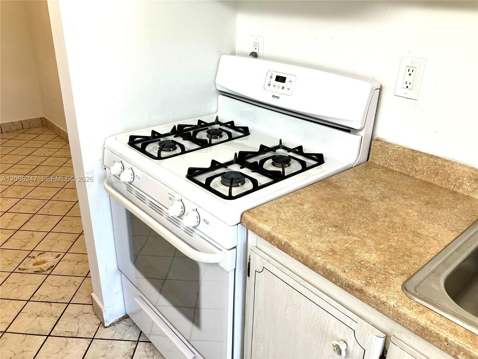 For Sale: $165,000 (2 beds, 2 baths, 957 Square Feet)