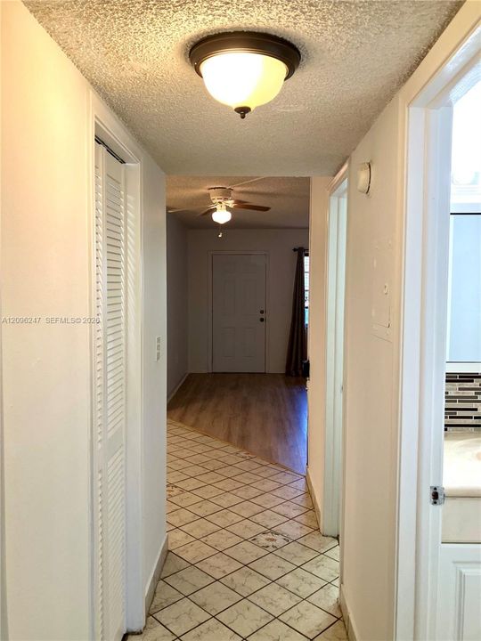 For Sale: $165,000 (2 beds, 2 baths, 957 Square Feet)
