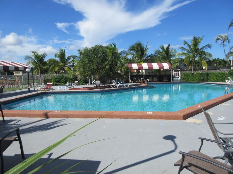 For Sale: $165,000 (2 beds, 2 baths, 957 Square Feet)