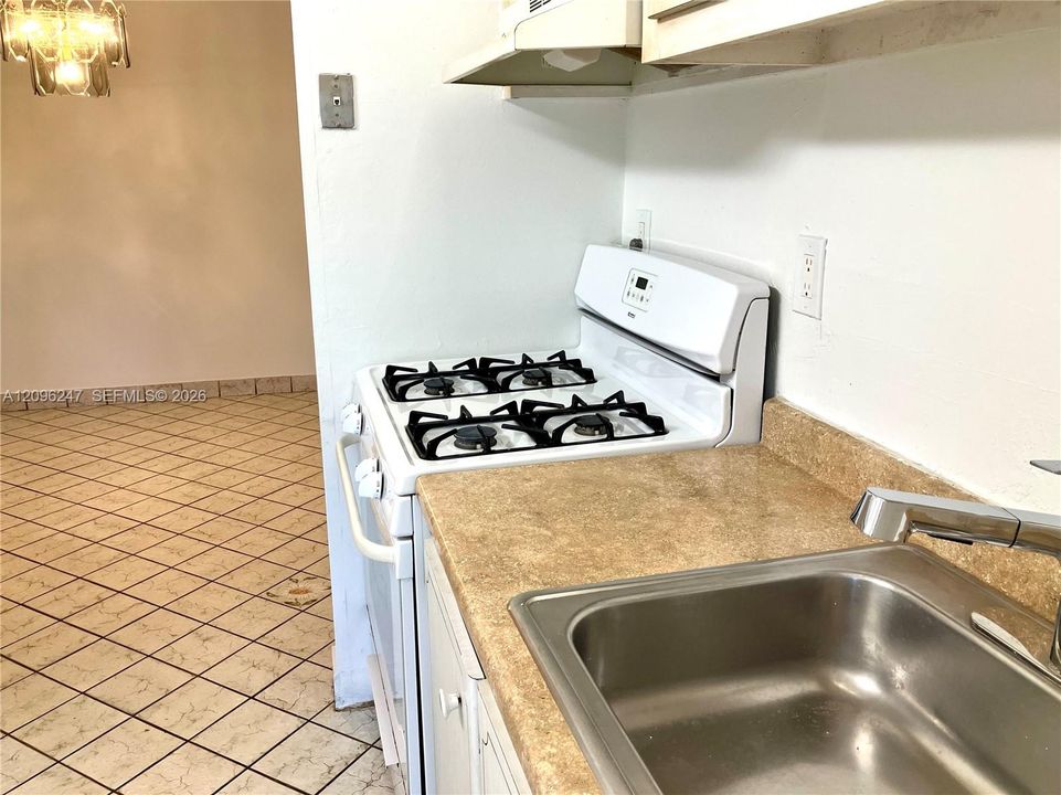 For Sale: $165,000 (2 beds, 2 baths, 957 Square Feet)
