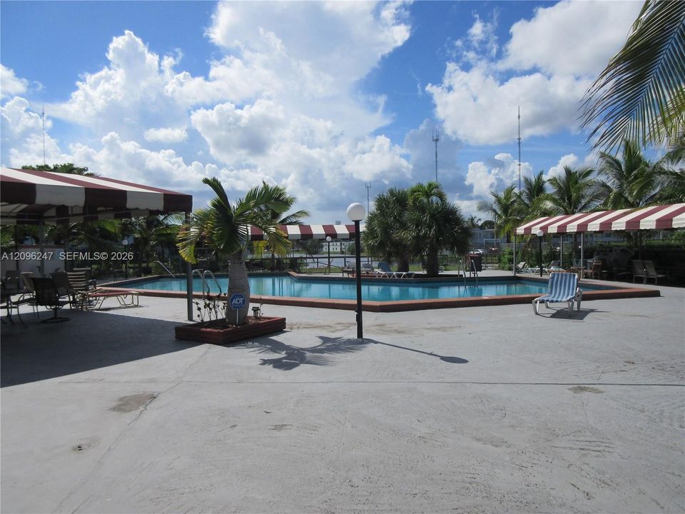For Sale: $165,000 (2 beds, 2 baths, 957 Square Feet)