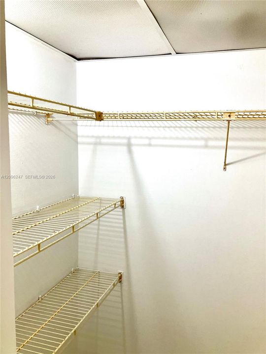 For Sale: $165,000 (2 beds, 2 baths, 957 Square Feet)