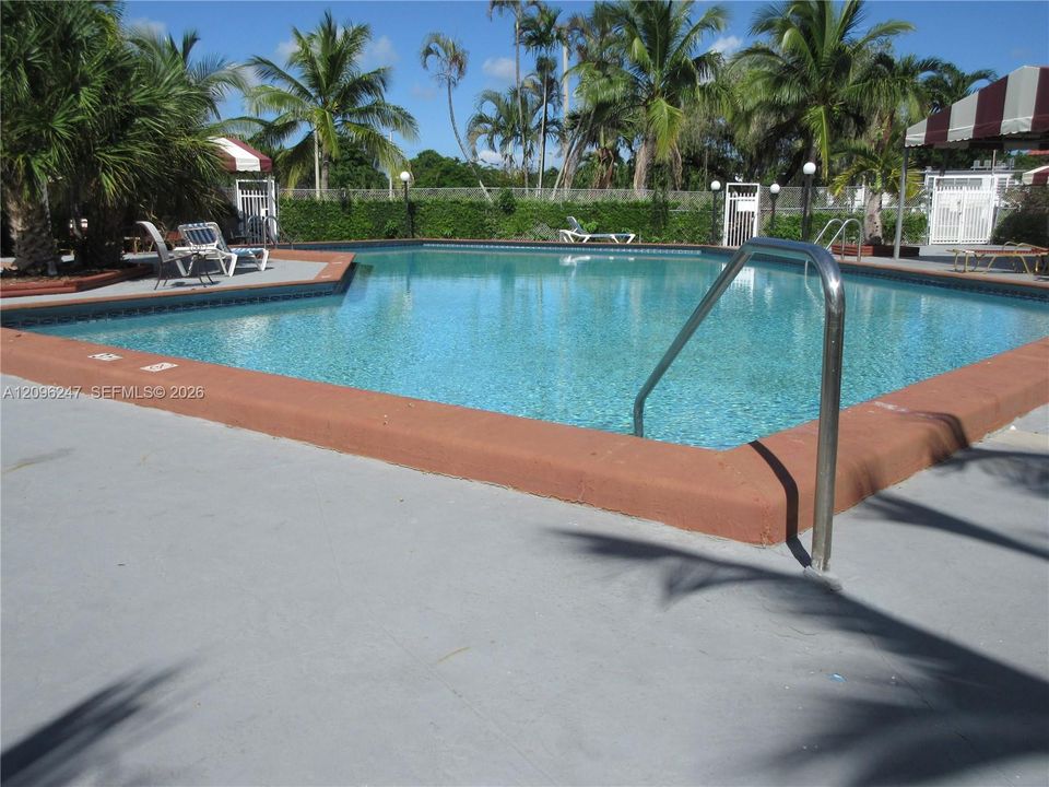 For Sale: $165,000 (2 beds, 2 baths, 957 Square Feet)