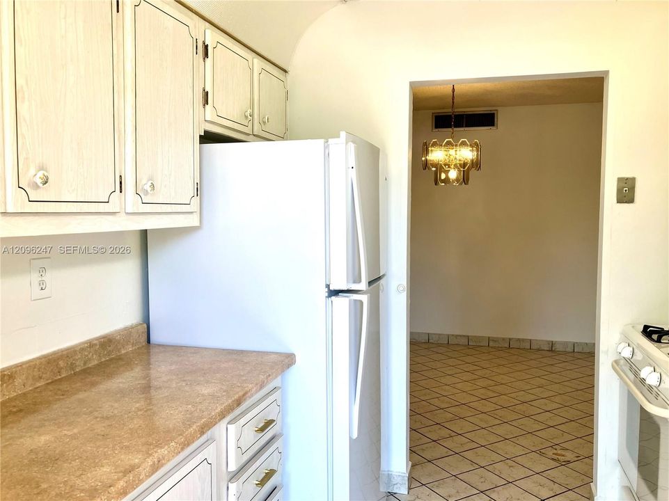 For Sale: $165,000 (2 beds, 2 baths, 957 Square Feet)