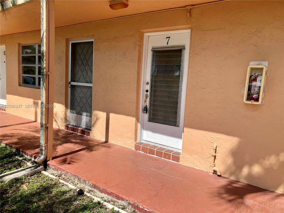 For Sale: $165,000 (2 beds, 2 baths, 957 Square Feet)