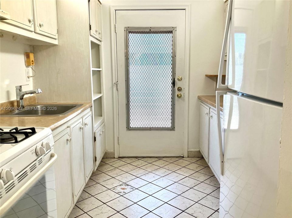 For Sale: $165,000 (2 beds, 2 baths, 957 Square Feet)