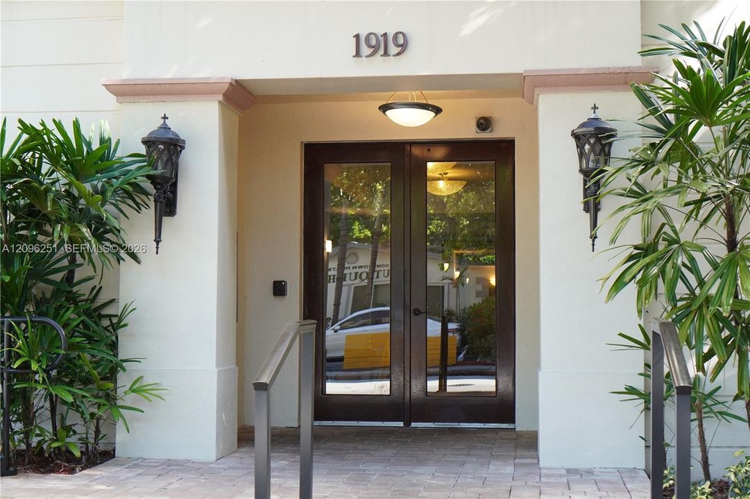 Active With Contract: $315,000 (2 beds, 2 baths, 1130 Square Feet)