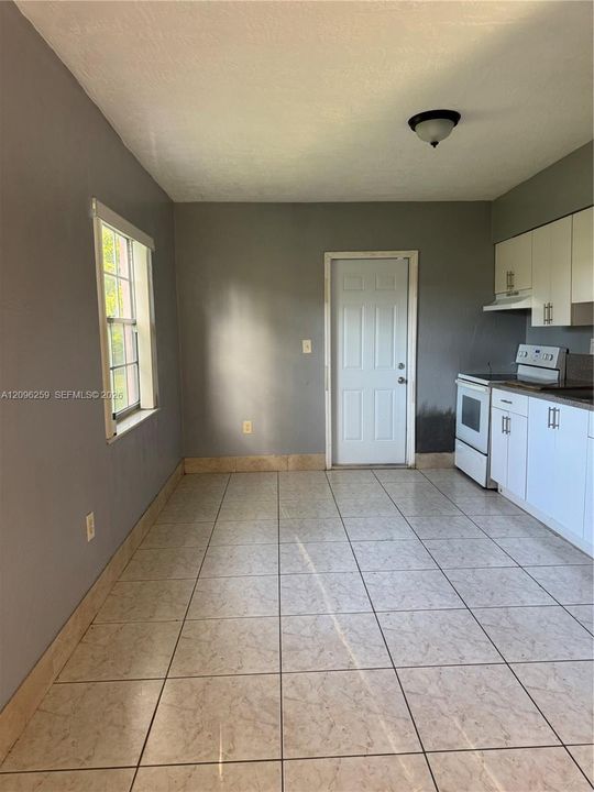For Rent: $1,900 (2 beds, 1 baths, 1699 Square Feet)