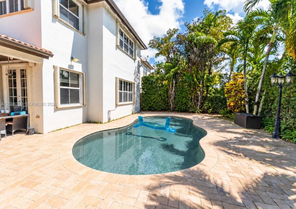 For Sale: $1,350,000 (5 beds, 4 baths, 3780 Square Feet)