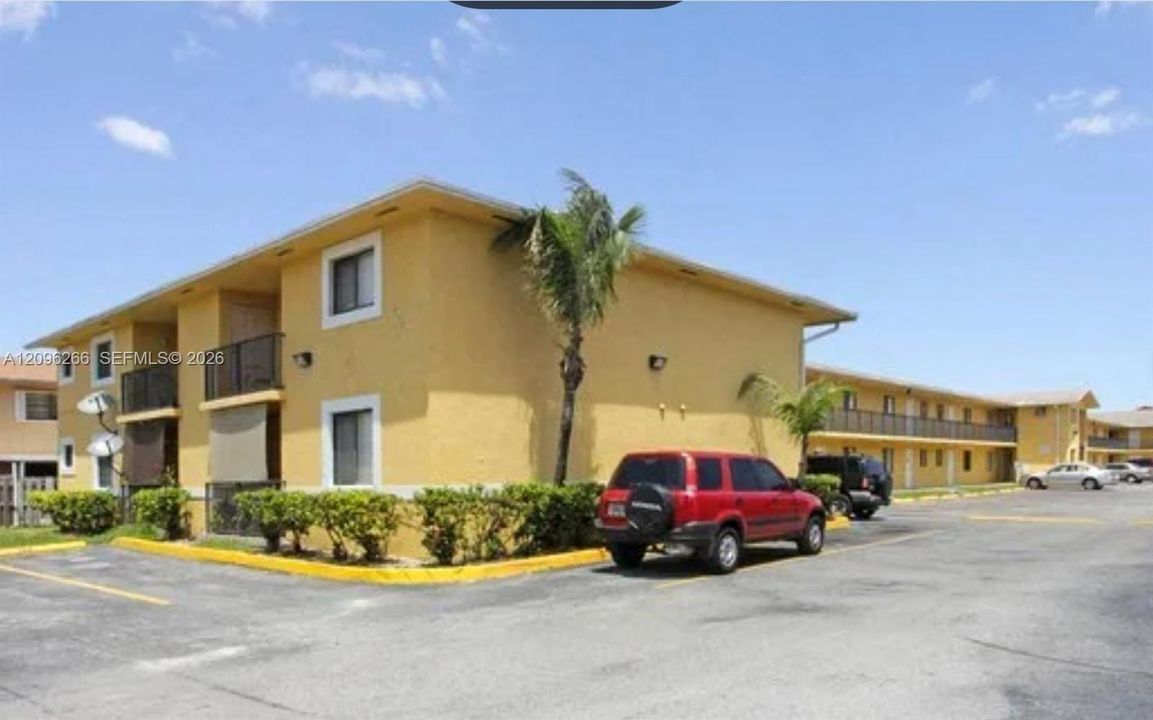 For Rent: $2,500 (3 beds, 2 baths, 975 Square Feet)