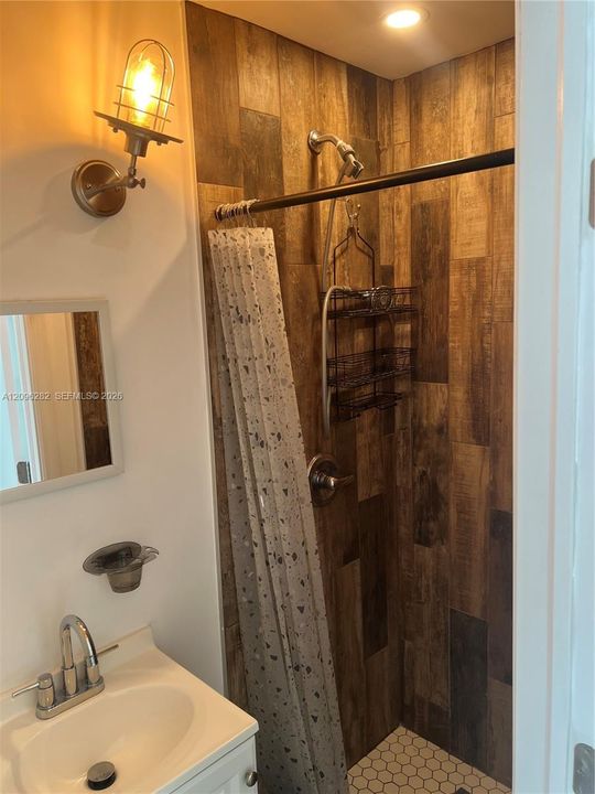 For Rent: $6,500 (4 beds, 2 baths, 1244 Square Feet)