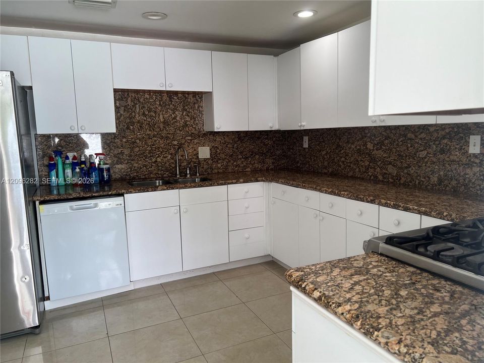 For Rent: $6,500 (4 beds, 2 baths, 1244 Square Feet)