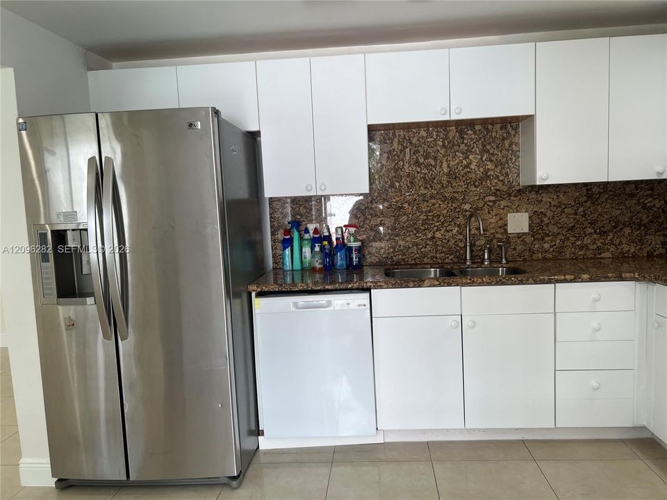For Rent: $6,500 (4 beds, 2 baths, 1244 Square Feet)