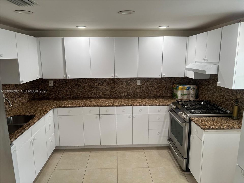 For Rent: $6,500 (4 beds, 2 baths, 1244 Square Feet)