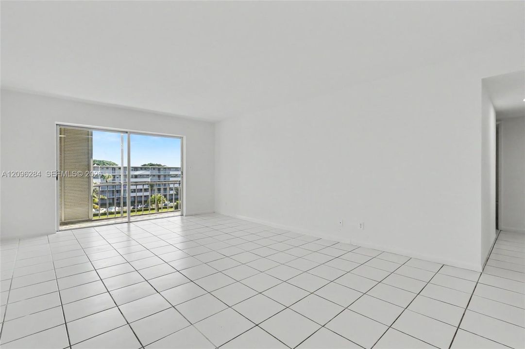 For Sale: $189,000 (2 beds, 2 baths, 992 Square Feet)