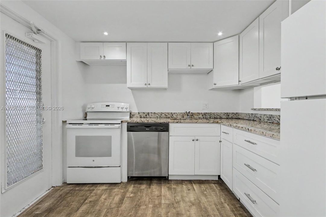 For Sale: $189,000 (2 beds, 2 baths, 992 Square Feet)