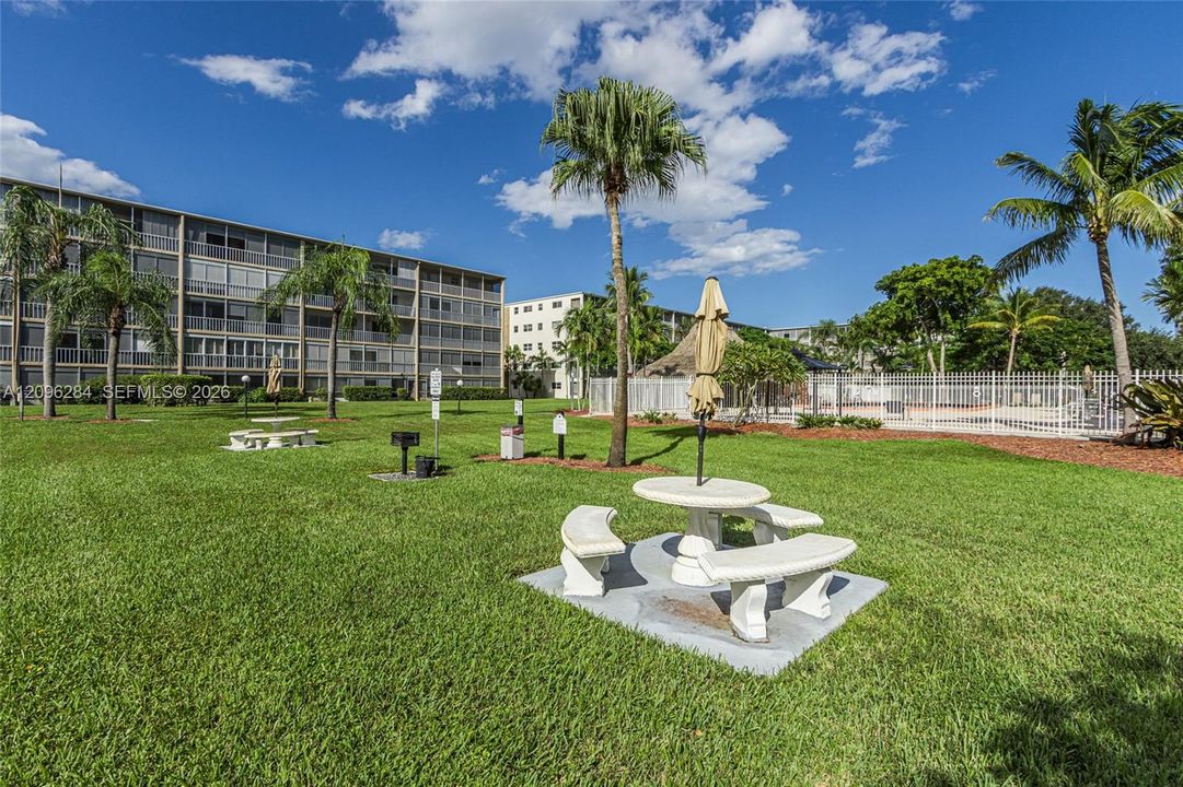 For Sale: $189,000 (2 beds, 2 baths, 992 Square Feet)