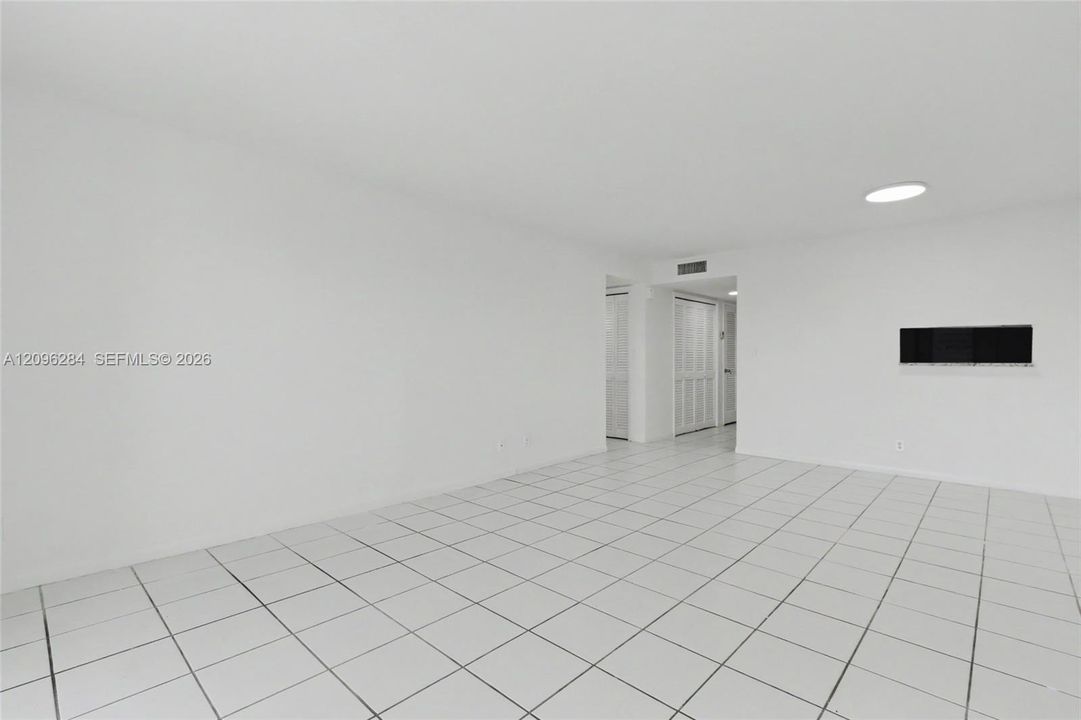 For Sale: $189,000 (2 beds, 2 baths, 992 Square Feet)
