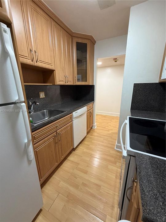 В аренду: $2,200 (2 спален, 2 ванн, 935 Квадратных фут)