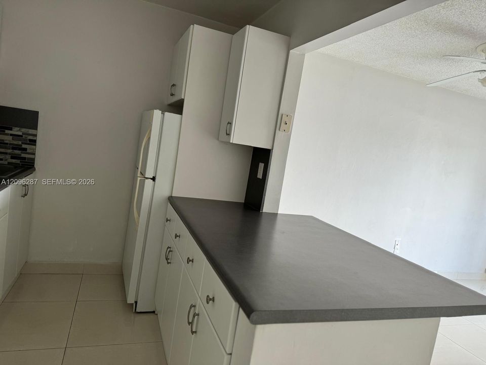For Rent: $2,100 (1 beds, 1 baths, 735 Square Feet)