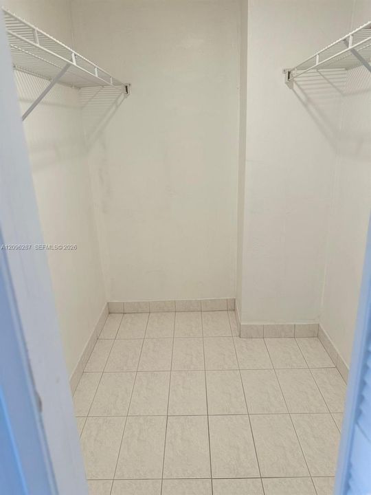 For Rent: $2,100 (1 beds, 1 baths, 735 Square Feet)