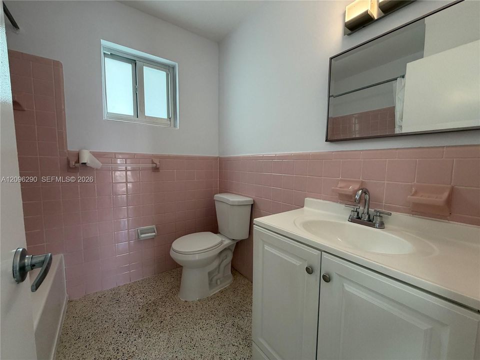 出租: $1,950 (2 贝兹, 1 浴室, 700 平方英尺)