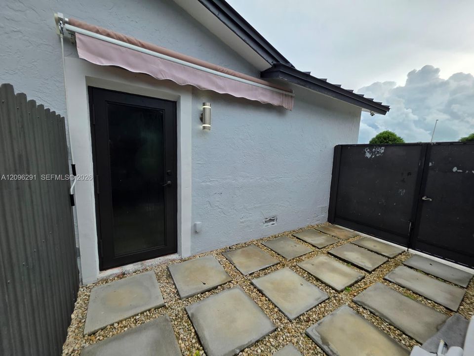For Rent: $1,800 (2 beds, 1 baths, 2332 Square Feet)