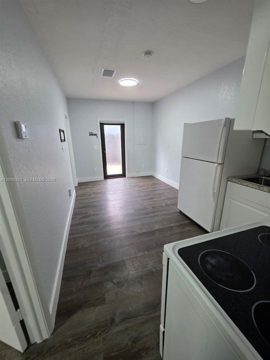 For Rent: $1,800 (2 beds, 1 baths, 2332 Square Feet)