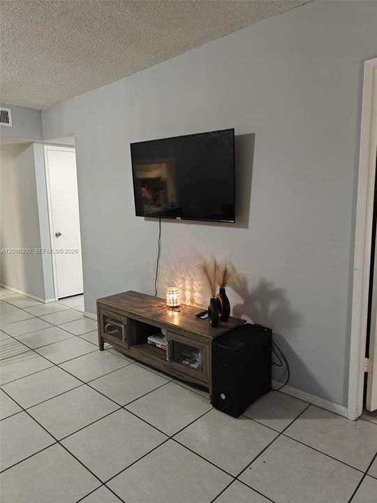 For Sale: $170,000 (2 beds, 2 baths, 1050 Square Feet)