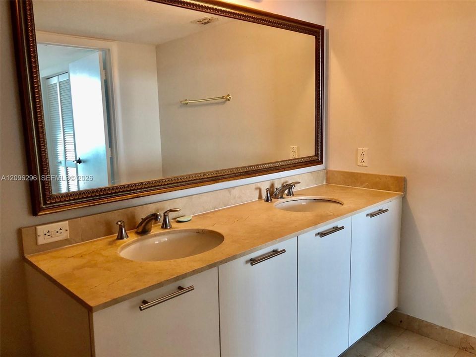 For Sale: $700,000 (2 beds, 2 baths, 1144 Square Feet)