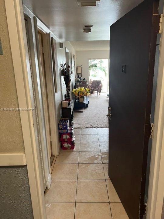 For Sale: $140,000 (1 beds, 1 baths, 826 Square Feet)