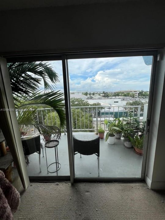 For Sale: $140,000 (1 beds, 1 baths, 826 Square Feet)
