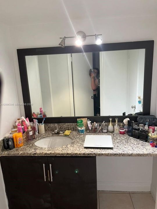 For Sale: $140,000 (1 beds, 1 baths, 826 Square Feet)
