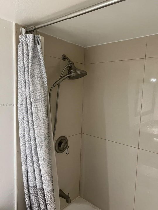 For Sale: $140,000 (1 beds, 1 baths, 826 Square Feet)
