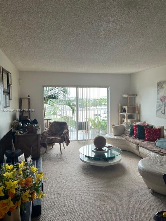 For Sale: $140,000 (1 beds, 1 baths, 826 Square Feet)