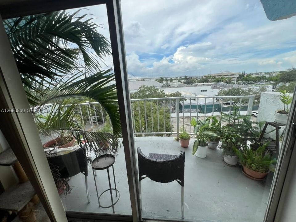 For Sale: $140,000 (1 beds, 1 baths, 826 Square Feet)